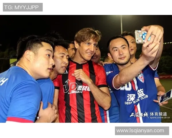 街头足球激情四溢 球星与街头少年共踢梦想与荣耀