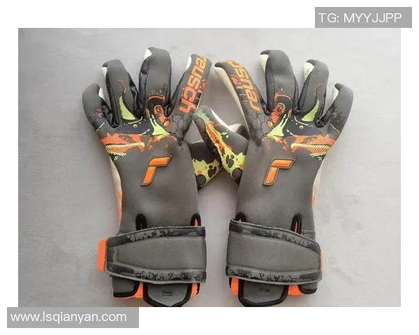 足球守门员手套的选择与品牌推荐 揭秘顶级球星背后的秘密装备 足球守门员手套的选择与品牌推荐 揭秘顶级球星背后的秘密装备